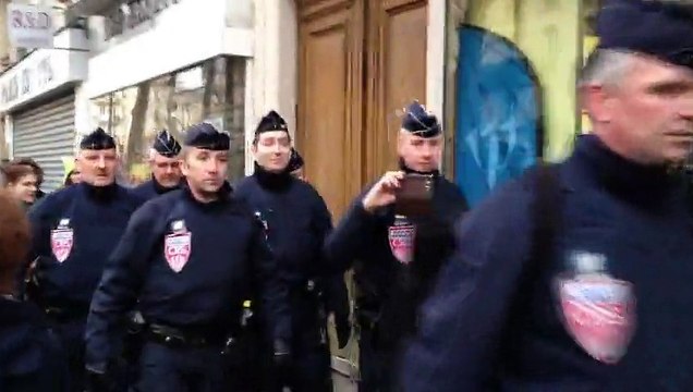 Gendarmes applaudis à la marche républicaine du 11 Janvier 2015