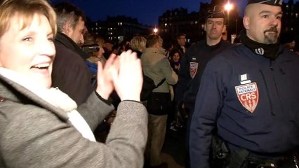 Marche républicaine: les CRS fendent la foule sous les vivats