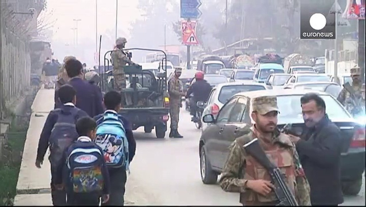 Πακιστάν: Άνοιξε το σχολείο της Πεσαβάρ ένα μήνα μετά το μακελειό