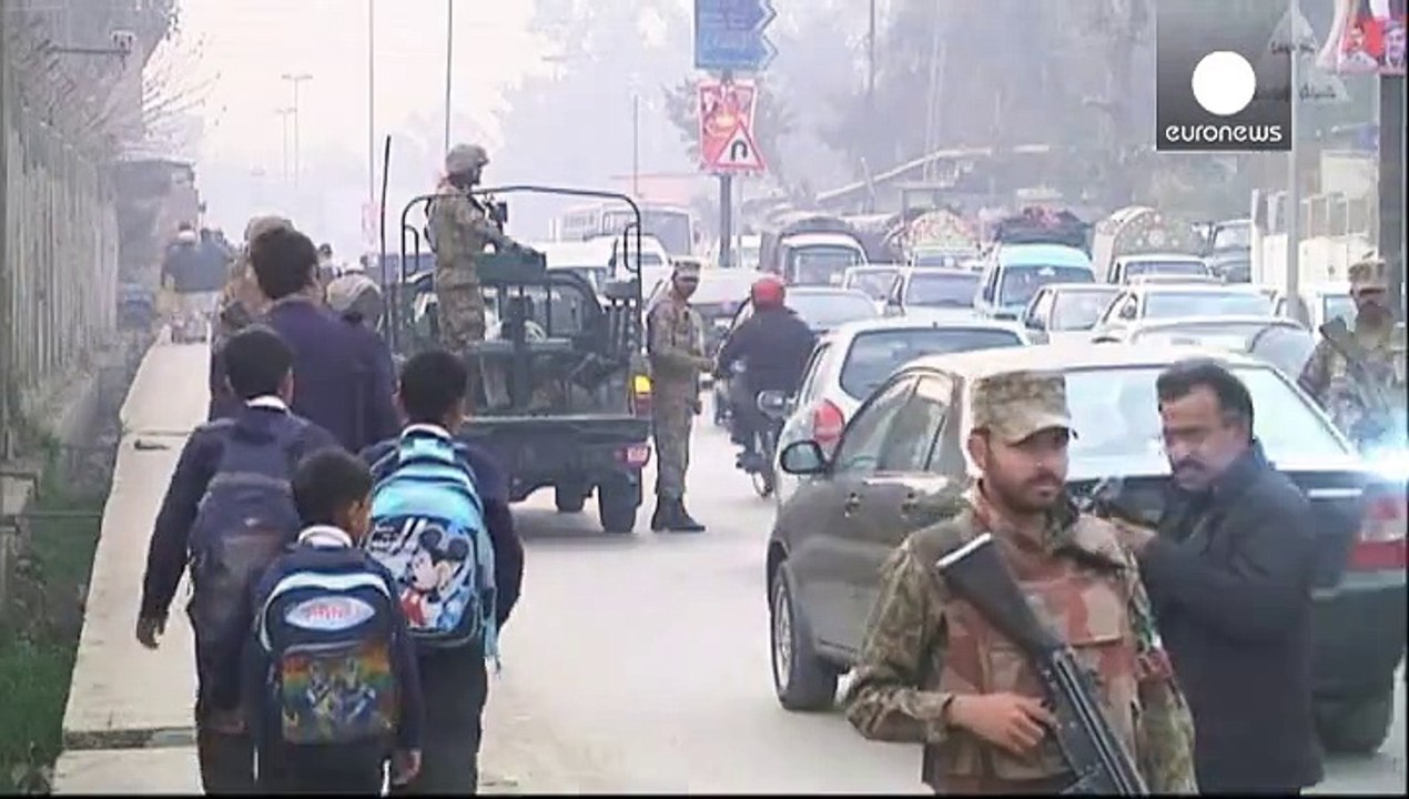 Nach Massaker: Pakistanische Schule nimmt Unterricht wieder auf