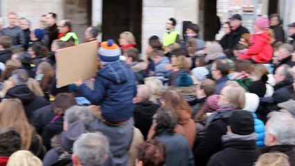 Hazebrouck: la foule chante La Marseillaise en hommage aux victimes des attentats