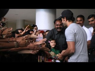 FANS Gathers Outside Hrithik Roshan's House On His Birthday