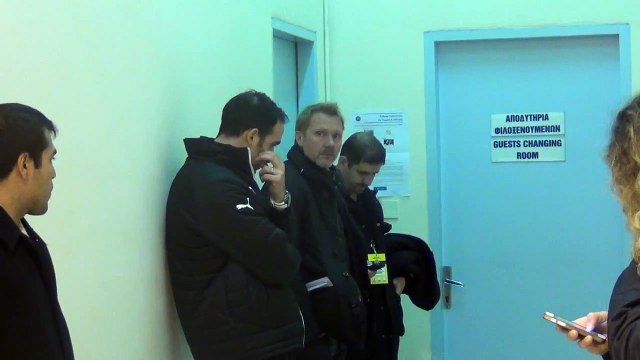 Ο Φινκ έξω απο τα αποδυτήρια του ΑΠΟΕΛ