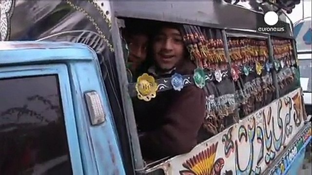 Пакистан: учні повертаються у школу, де таліби розстріляли їхніх однокласників