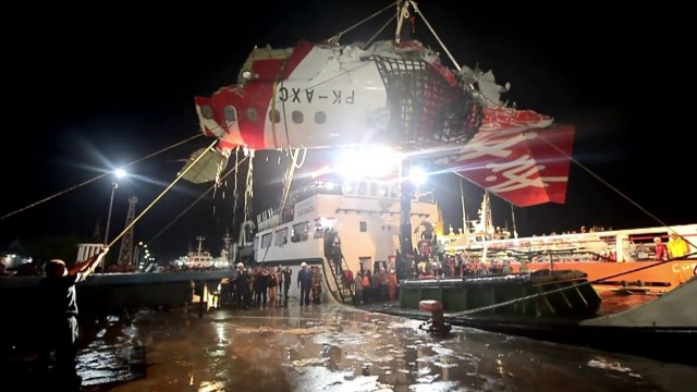 Des débris et une boîte noire de l'avion d'AirAsia repêchés