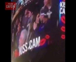 Ne JAMAIS ignorer votre copine pendant une kiss cam !