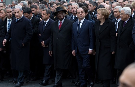 Marche républicaine: Comment Sarkozy s'est incrusté au premier rang