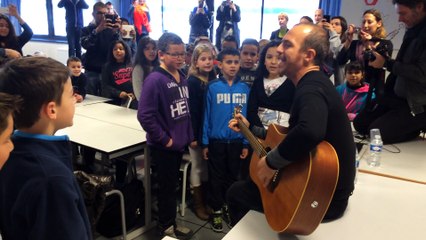 Calogero chante avec les enfants d'Echirolles