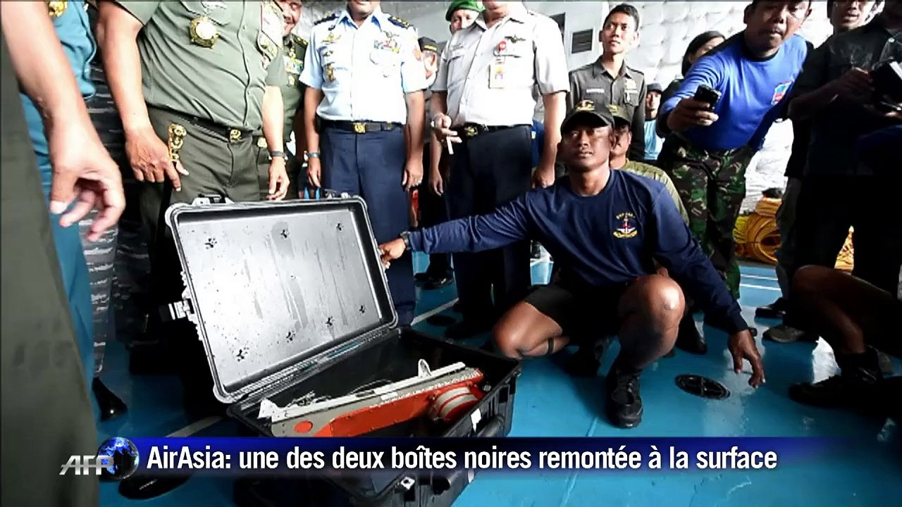 AirAsia: les plongeurs remontent une boîte noire