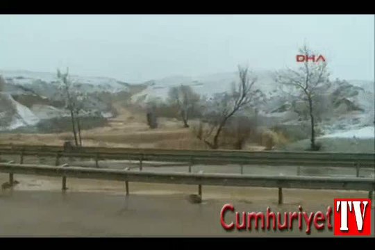 İstanbul TEM'de sel suları nedeniyle trafik durdu