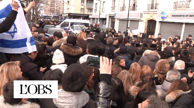 La Marseillaise chantée devant l'Hyper cacher à Paris