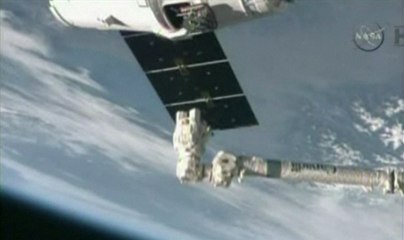 Скачать видео: La capsule Dragon rejoint la Station spatiale internationale