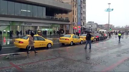 Taksim’de kar yağışı başladı