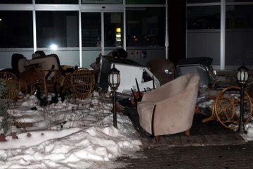 Evi Terk Eden Karısına Kızan Eş, Tüm Eşyaları Sokağa Attı