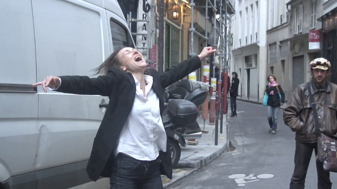 Sarah Venturi, AHA, performance, 2 rue Geoffroy Langevin 75004 Paris, Frasq à la Galerie Nivet-Carzon, 28 mai 2014, 19h-19h30