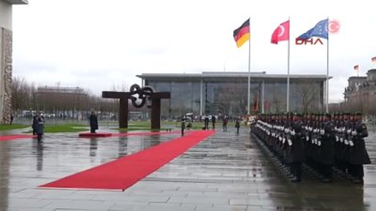 Başbakan Davutoğlu, Alman Mevkidaşı Merkel ile Heyetler Arası Görüşmede Bulundu