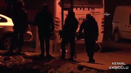 Baskına Gelen Polisleri Görünce Kuran Okumaya Başlayan Adam