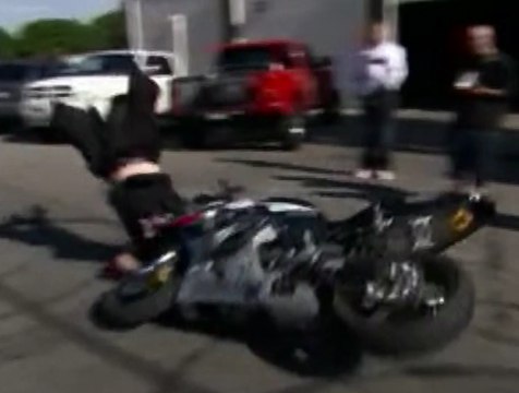 Monster Garage : Grosse chute d'un pilote moto - ZAPPING AUTO DU 12/01/2015