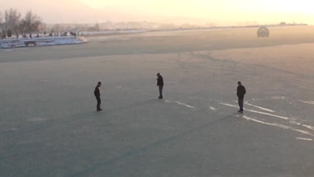 Buz Tutan Beyşehir Gölünün Üzerinde Yürüyüş Yaptılar