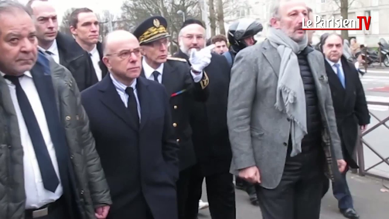 Cazeneuve rencontre la famille d'une victime à Sarcelles