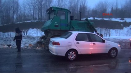 Zonguldak Tır'dan Düşen İş Makinesine Minibüs Çarptı