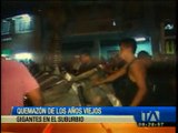 Con música y baile, los monigotes gigantes del suburbio de Guayaquil fueron quemados