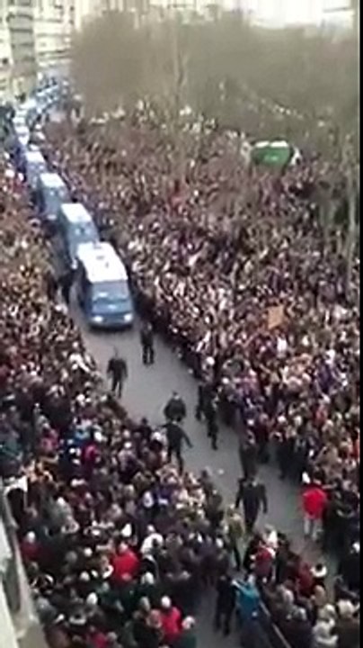 Les gendarmes applaudis par les manifestants de la marche républicaine (Paris)