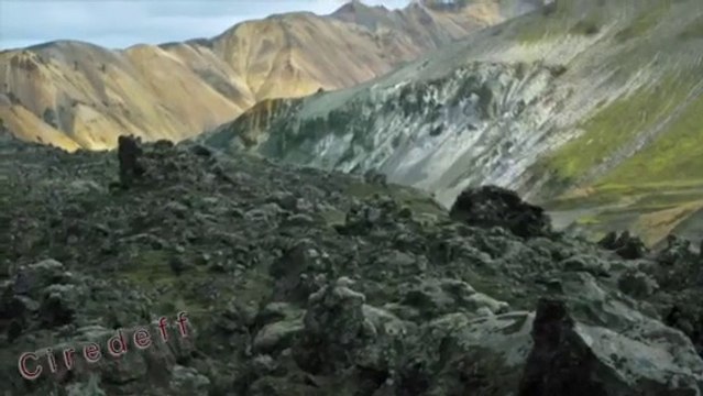 1/7 Tourisme dans les déserts volcaniques Visiter l'Islande Tourism in volcanic deserts Visit Iceland Tourismus in vulkanische Wüsten Besuchen Sie Island El turismo en desiertos volcánicos Islandia Visita