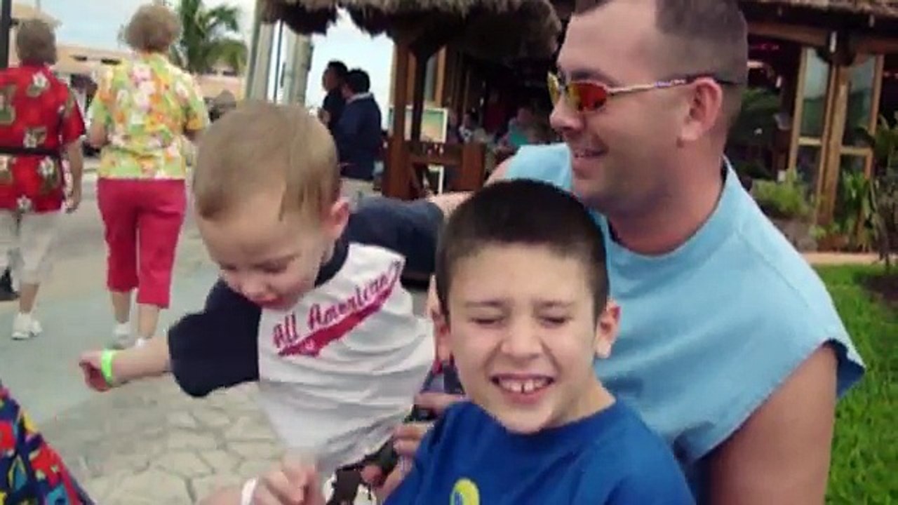 Compilation de bébés qui donnent des coups de poing