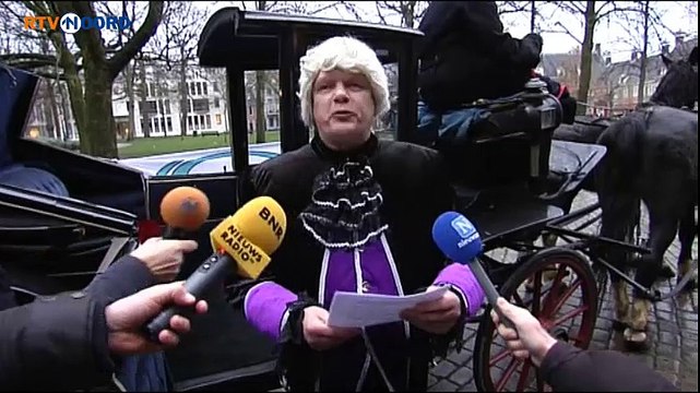 Video: Groninger Bodem Beweging spijkert manifest aan deur provinciehuis - RTV Noord