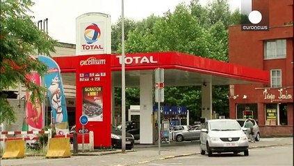 Бензин в Европе и США дешевеет вслед за нефтью, но не так быстро