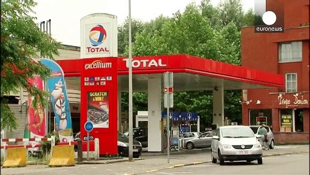 Бензин в Европе и США дешевеет вслед за нефтью, но не так быстро