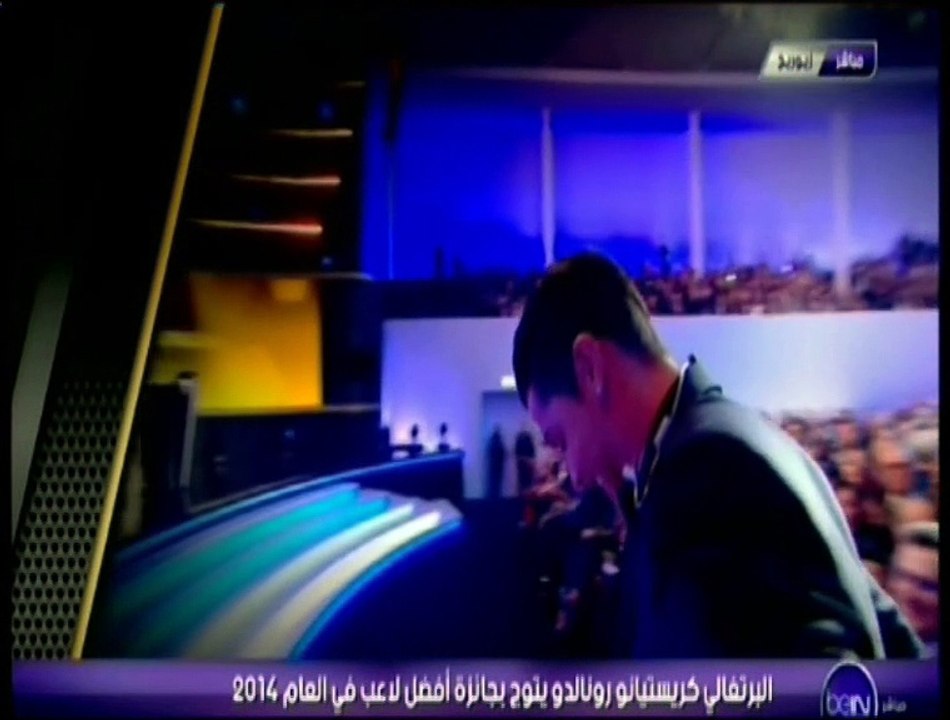 "كريستيانو رونالدو" يتسلم جائزة أفضل لاعب في العالم