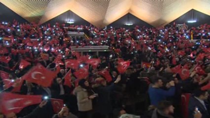 Davutoğlu: "Ne Olursa Olsun Başınızı Dik Tutacaksınız"