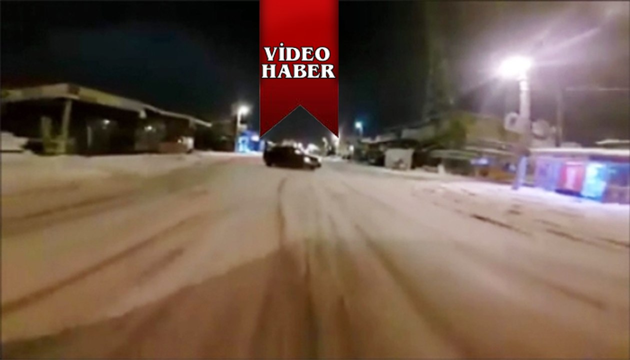 Karlı yolda tehlikeli gösteri