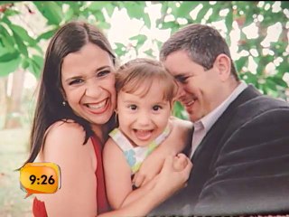 Una mujer educa a su hija de 4 años sobre la prevención del cáncer