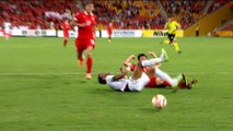 Copa de Asia - Un recogepelotas ayuda al portero de China en un penalti