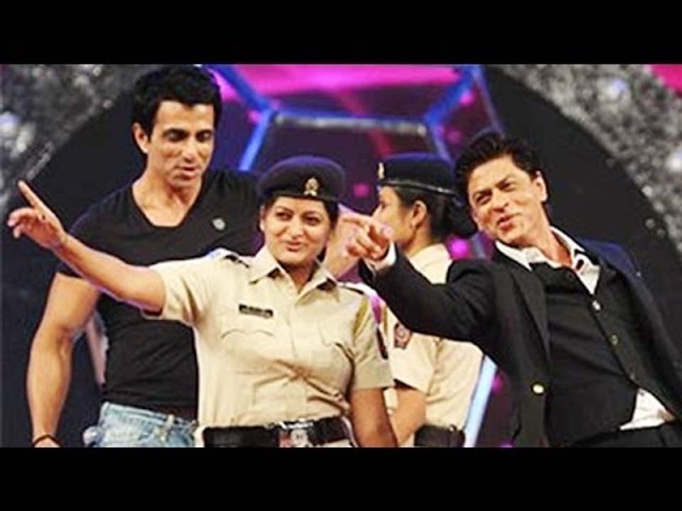 Shahrukh Khan DANCES With LADY POLICE @ Umang 2015