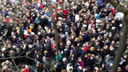 Réaction magique de la foule parisienne en entendant Imagine de Lennon - Marche républicaine, Je suis Charlie