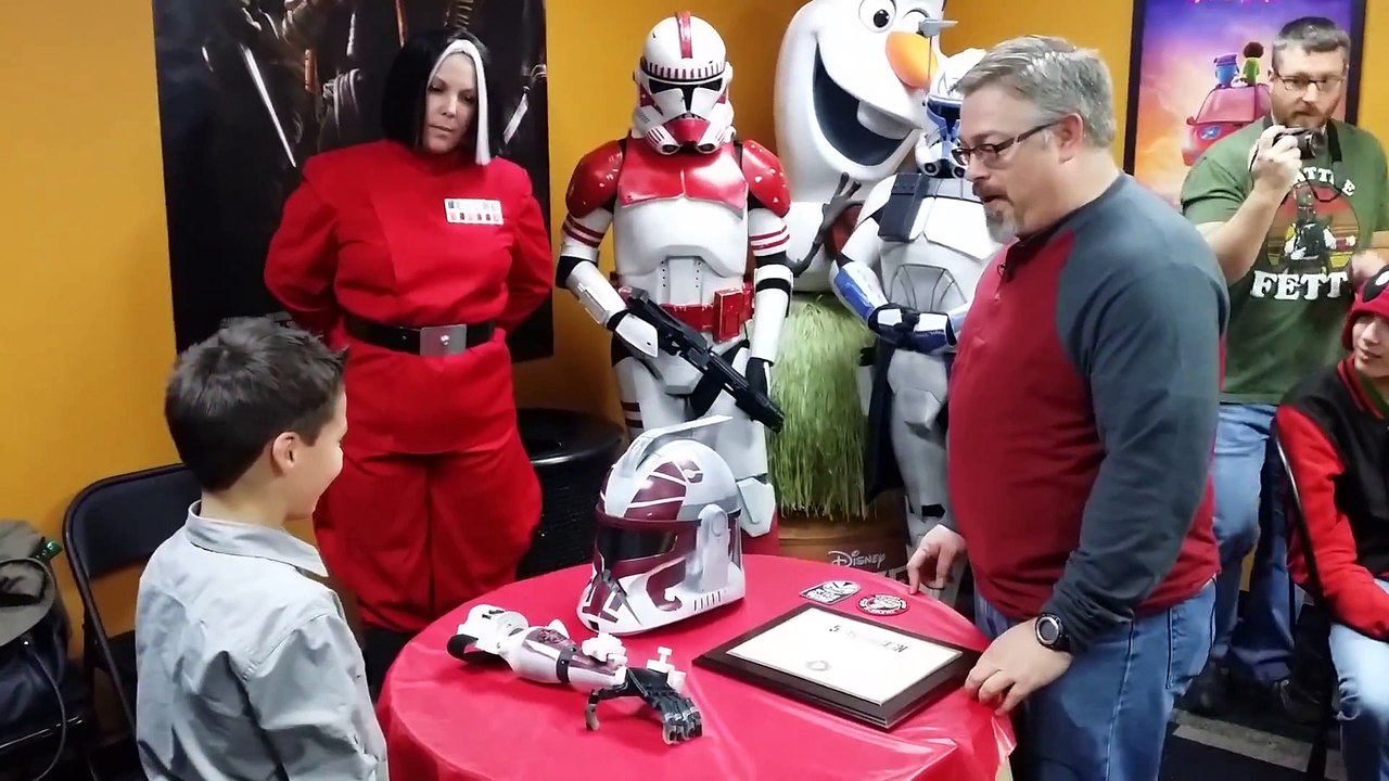 Un enfant handicapé fan de Star Wars reçoit une prothèse de bras de Storm Trooper!