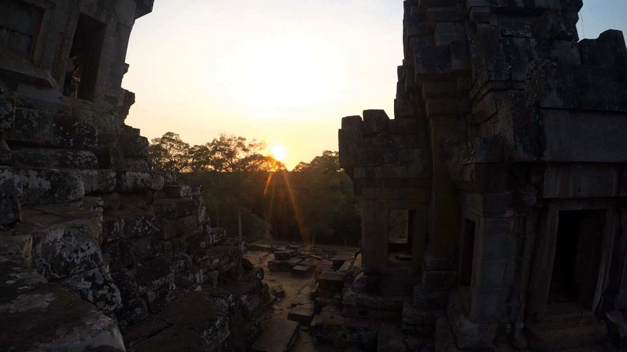 CAMBODGE - COUCHER DE SOLEIL SUR ANGKOR