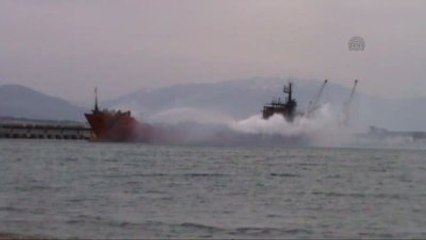 İskenderun Limanındaki Gemi Yangınını Söndürme Çalışmaları
