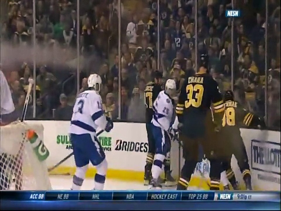 Un joueur mis K.O en un coup : bagarre en hockey sur glace!