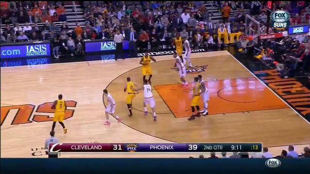 Lebron James pousse le coach David Blatt en plein match
