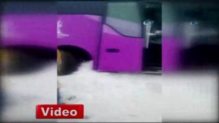 Devrilen Otobüse Başka Bir Otobüs Çarptı: 17 Yaralı