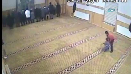 Küçük afacanın camide yaptığına bak!