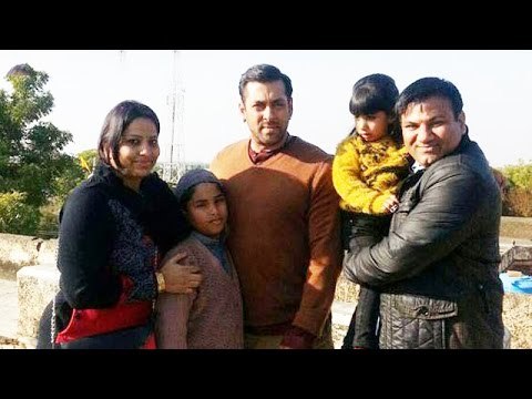 Salman Khan With Fans On The Sets Of Bajrangi Bhaijaan