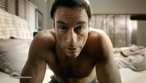 jean-claude van damme dans un lit maison de la literie