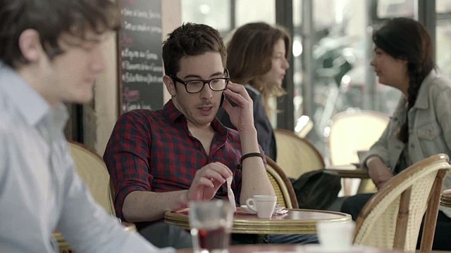 Bouygues Télécom - opérateur téléphonie, télévision, Internet, Les Dumas - août 2012 - Les Dumas passent des coups de fil