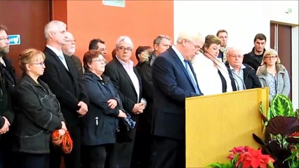 Thierry Foucaud, vice-président du Sénat et adjoint à Oissel-sur-Seine rend hommage aux victimes de l'attentat terroriste à la rédaction de Charlie Hebdo.